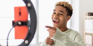 Influenceurs et créateurs de contenus : des mesures pour encadrer et accompagner les professionnels du secteur