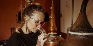 Correns : alambics & spiritueux , distillons